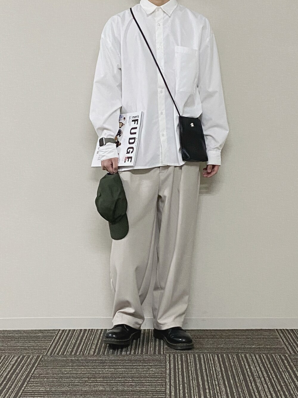 ホワイト系のシャツ/ブラウス、ブラック系のショルダーバッグ、ホワイト系のその他パンツを着用したメンズの春コーディネートの1枚目の写真