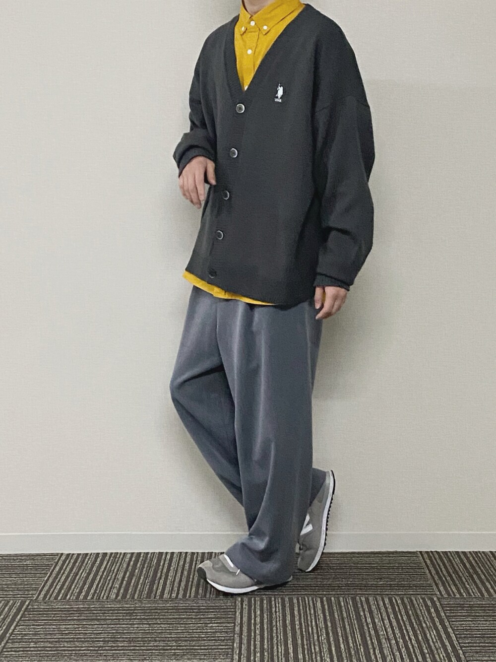 「春服みてみて、イエロー、グレー、スニーカーコーデ、シンプル、リラックススタイル、レイヤードスタイル、シャツスタイル、プチプラ、大人コーデ、ゆるコーデ、カーディガン」｜「U.S. POLO ASSN.のU.S. POLO ASSN. / ユーエスポロアッスン 別注 ロゴ刺繍 オーバーサイズ ボリュームニットカーディガン（カーディガン/ボレロ、グレー系）」を使った、UNOさん（メンズ・172cm）の春コーディネートの1枚目の写真