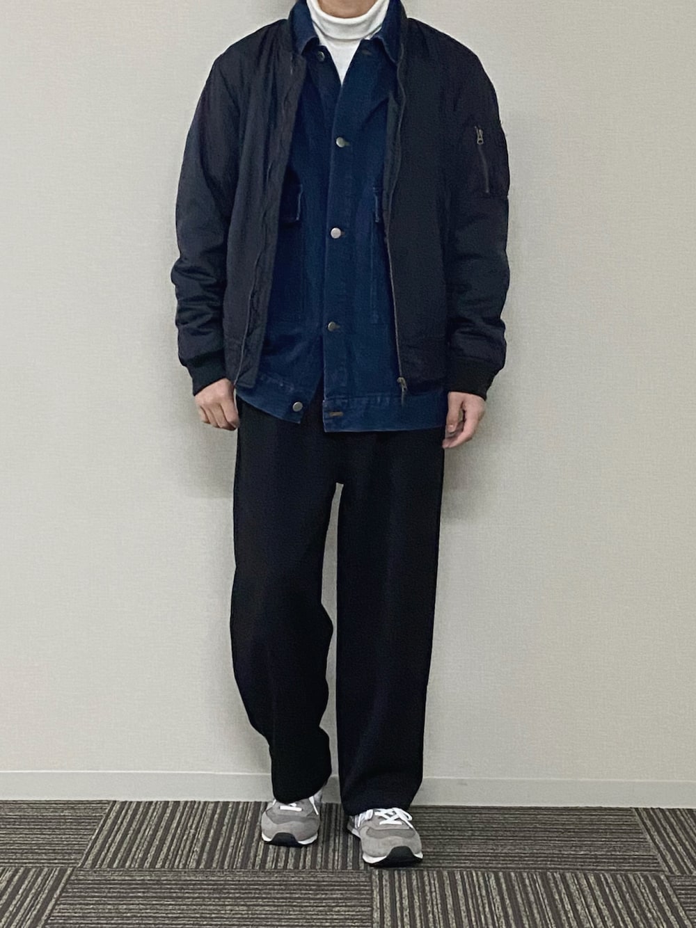 「休日スタイル、シンプルコーデ、モノトーン、シンプル、レイヤードスタイル、ワントーンコーデ、プチプラ、カジュアルコーデ、お洒落さんとつながりたい、オトナカジュアル、きれいめカジュアル」｜「epnokのB I G デニムジャケット（テーラードジャケット、ブルー系）」を使った、UNOさん（メンズ・172cm）の冬コーディネートの1枚目の写真
