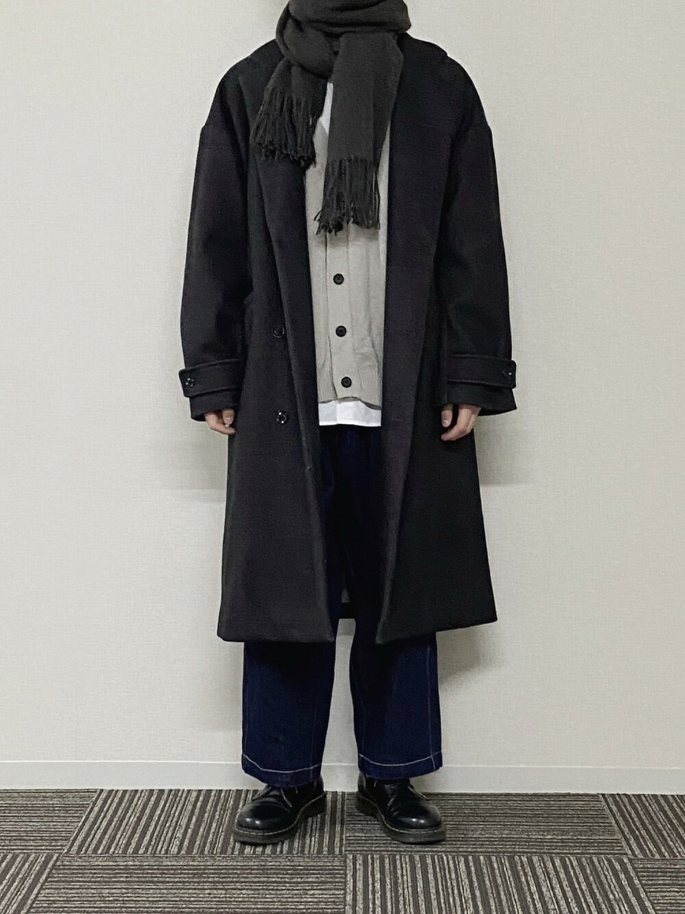 「シンプルコーデ、カジュアルコーデ、今日のコーデ、冬のコーデ、プチプラ、ワイドパンツ、モノトーン、マフラー、休日スタイル、オトナカジュアル、きれいめカジュアル」｜「CASPER JOHNのMelton Double Chesterfield Coat/メルトンダブルチェスターコート(セットアップ対応)（チェスターコート、ブラウン系）」を使った、UNOさん（メンズ・172cm）の冬コーディネートの1枚目の写真