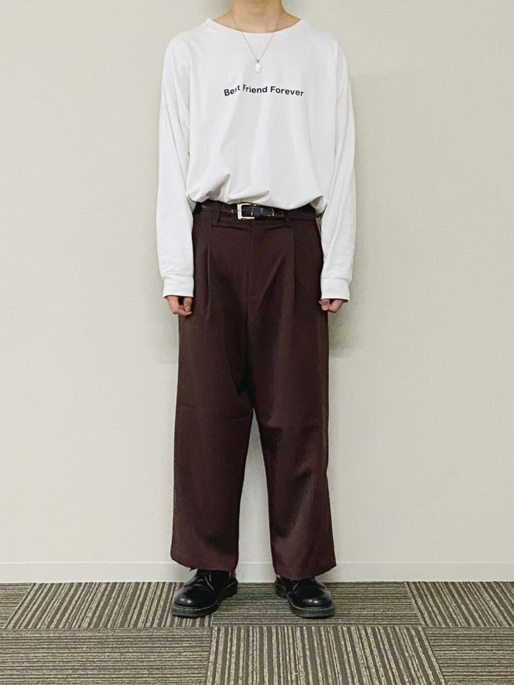 ホワイト系のTシャツ/カットソー、ブラウン系のスラックス、ブラック系のドレスシューズを着用したメンズの秋コーディネートの1枚目の写真