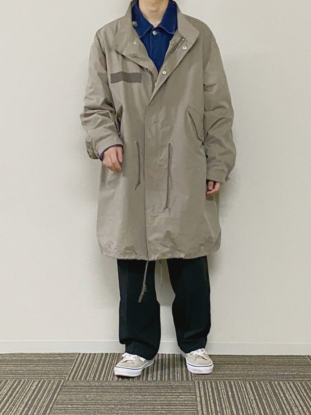 ブルー系のテーラードジャケット、ベージュ系のその他アウター、ブラック系のその他パンツを着用したメンズの秋コーディネートの1枚目の写真