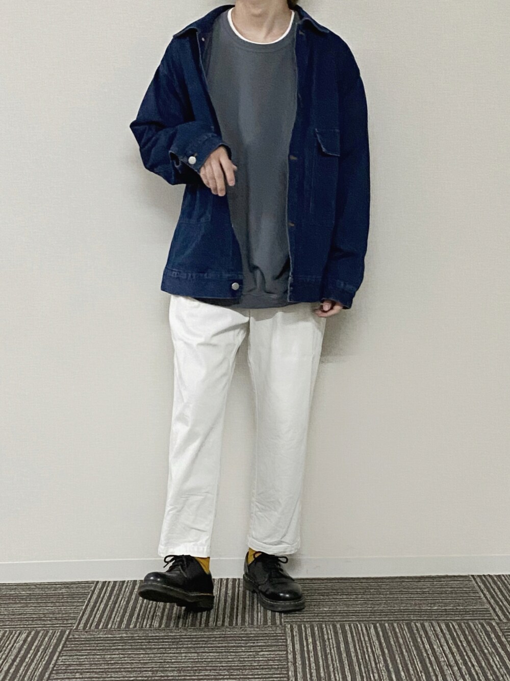 「冬、きれいめカジュアル、カジュアル、デニムジャケット、モノトーン、シンプル、プチプラ、白パンツ、ラフ、ゆるコーデ」｜「remerのloose basic sweat/ルーズベーシックスウェット（スウェット、グレー系）」を使った、UNOさん（メンズ・172cm）の冬コーディネートの1枚目の写真