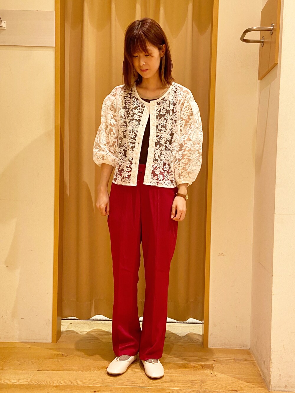 ホワイト系のバレエシューズ、ホワイト系のシャツ/ブラウス、ブラウン系のタンクトップを着用したレディースの夏コーディネートの1枚目の写真