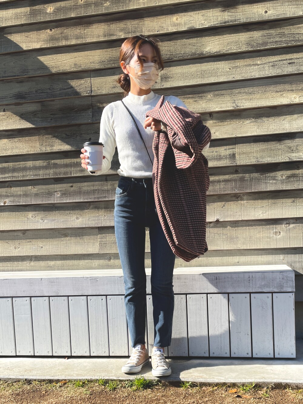 「お出かけコーデ、デニム、デニムパンツ、シンプルコーデ、コンバース、ootd、チェスターコート、カジュアルコーデ、白ニット×デニム、白ニット」｜「ISOOKのSquare shoulder bag / スクエアショルダーバッグ（松尾瞳 select）（ショルダーバッグ、ブラック系）」を使った、Canakoさん（レディース・158cm）の冬コーディネートの1枚目の写真