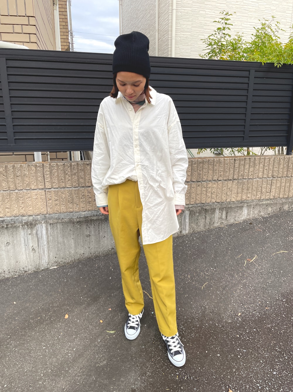 「あったかコーデ、ラクチンコーデ、休日スタイル、イエローパンツ、ootd、今日のコーデ、シャツスタイル、CIAOPANIC TYPY、niko and ...、ニット帽」｜「niko and...のマーセWashingワイヤー入りワイドシャツ（シャツ/ブラウス、ホワイト系）」を使った、Canakoさん（レディース・158cm）の冬コーディネートの1枚目の写真