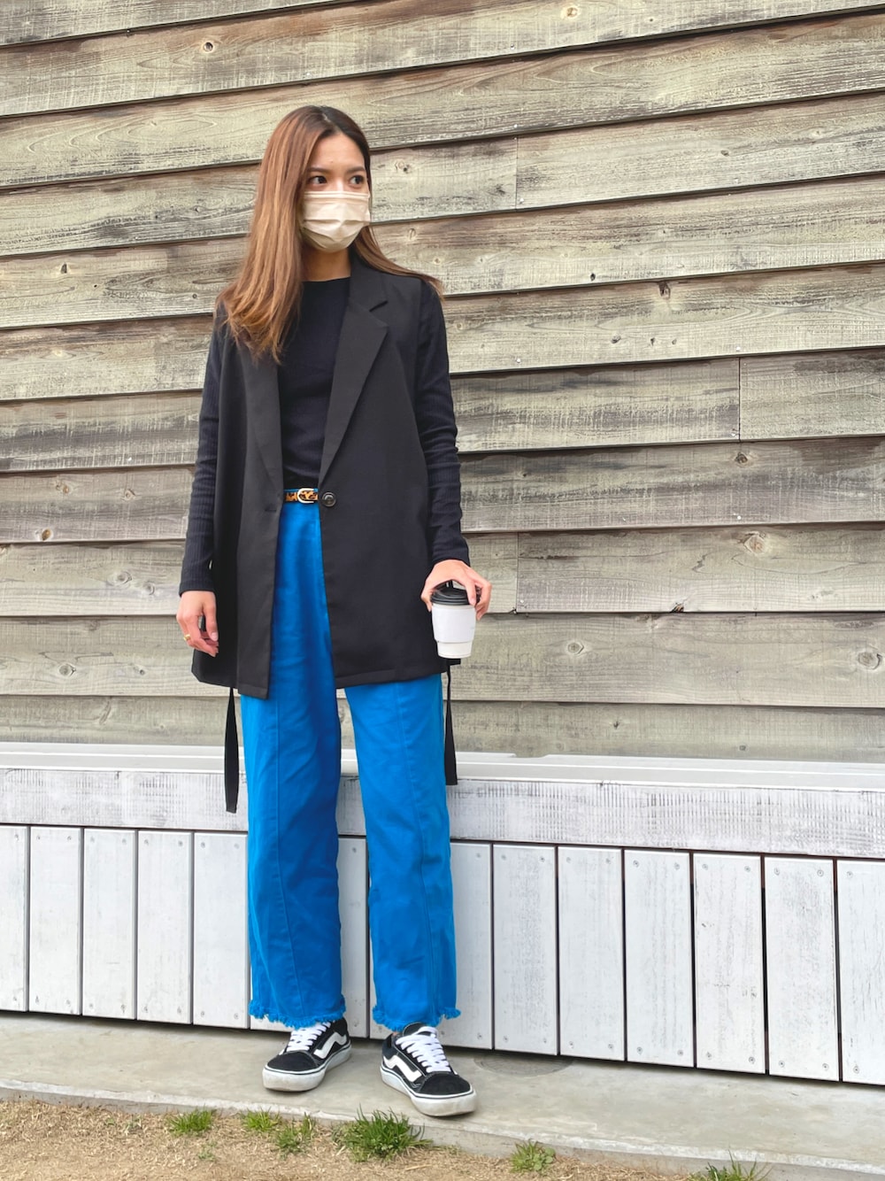 「休日スタイル、ootd、ブラック×ブルー、ブルー×ブラック、ベスト、ベストコーデ、モード、ベストスタイル、レイヤードスタイル、レイヤード」｜「Shelly islandのテーラードノースリジレ/ジャケット（ベスト、ブラック系）」を使った、Canakoさん（レディース・158cm）の冬コーディネートの1枚目の写真