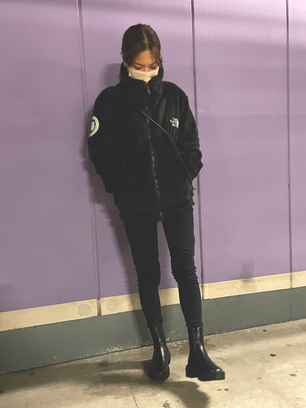 「THE NORTH FACE、ブラックコーデ、ブラック、パーカーコーデ、スキニー、スキニーパンツ、スキニーコーデ、黒、ラフコーデ、ノースフェイス」｜「American Eagleのアイテム（デニムパンツ、ブラック系）」を使った、Canakoさん（レディース・158cm）の冬コーディネートの1枚目の写真