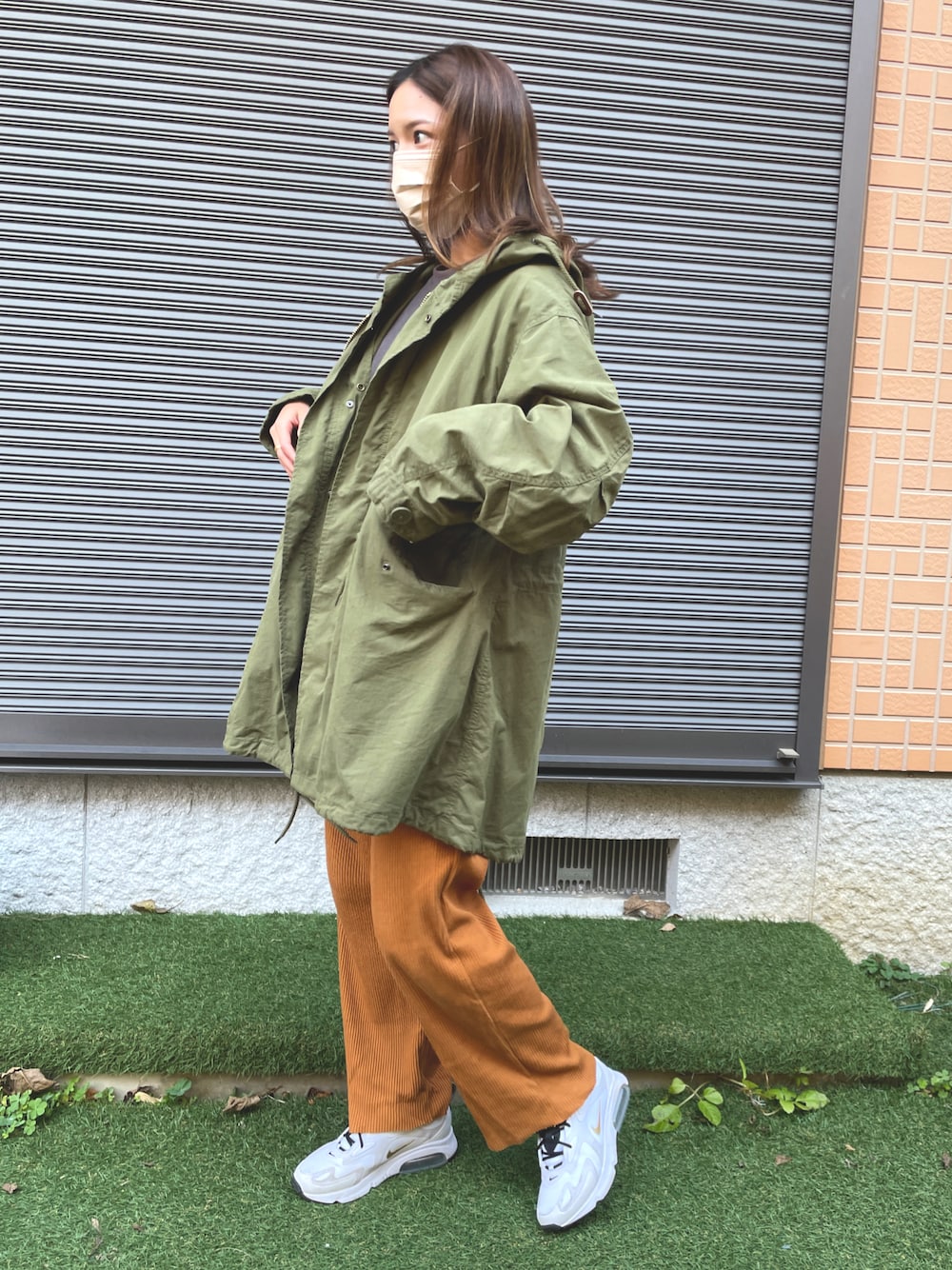 「ootd、スウェットコーデ、スウェット、オレンジパンツ、オレンジ、スニーカーコーデ、スニーカースタイル、ラクチンコーデ、カラーパンツ、FREAK’Ｓ STORE」｜「FREAK'S STOREのファーベストライナー付Ｍ51（モッズコート、グリーン系）」を使った、Canakoさん（レディース・158cm）の冬コーディネートの1枚目の写真