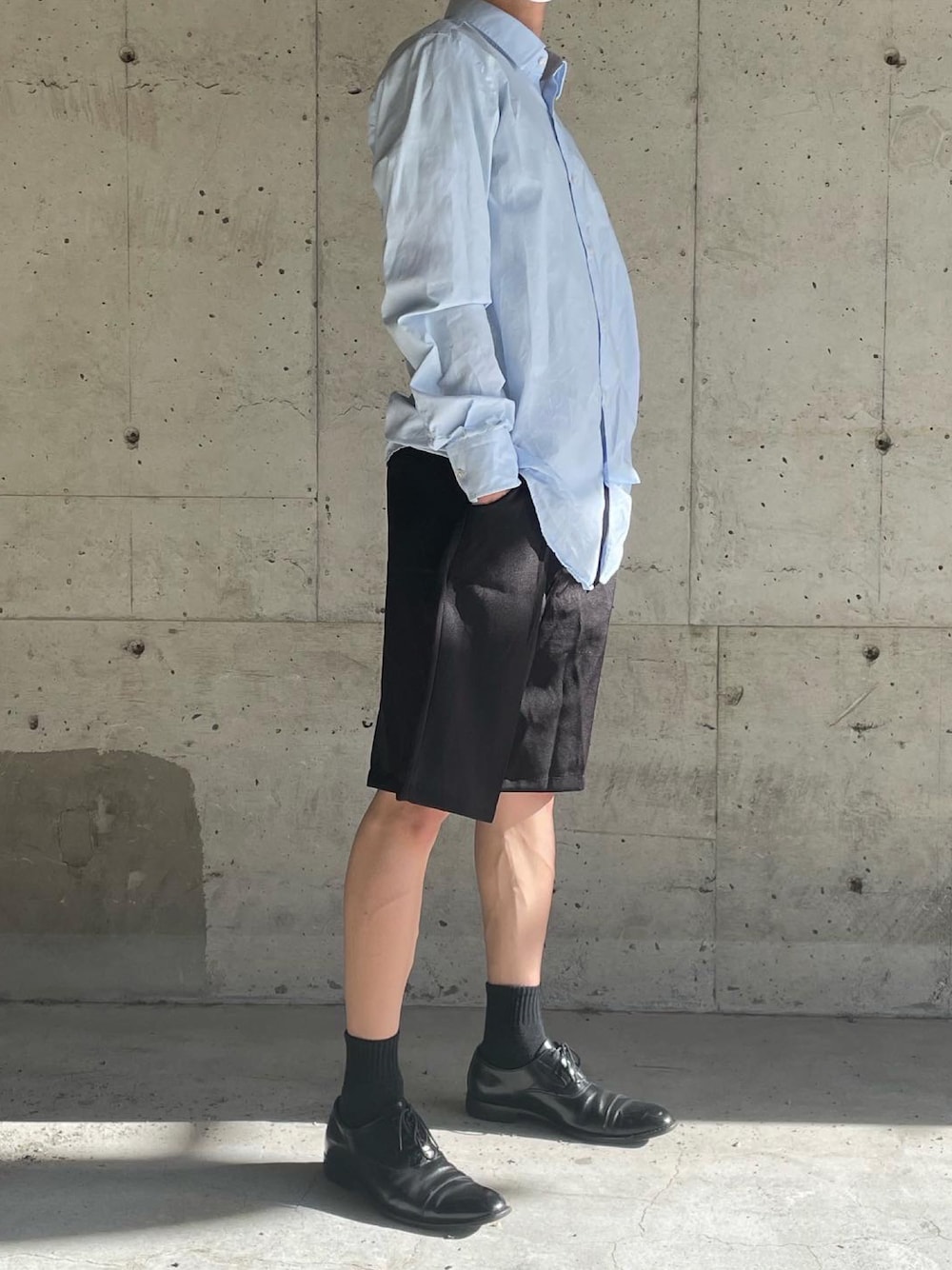 ブルー系のシャツ/ブラウス、ブラック系のスラックス、ブラック系のドレスシューズを着用したメンズの夏コーディネートの1枚目の写真