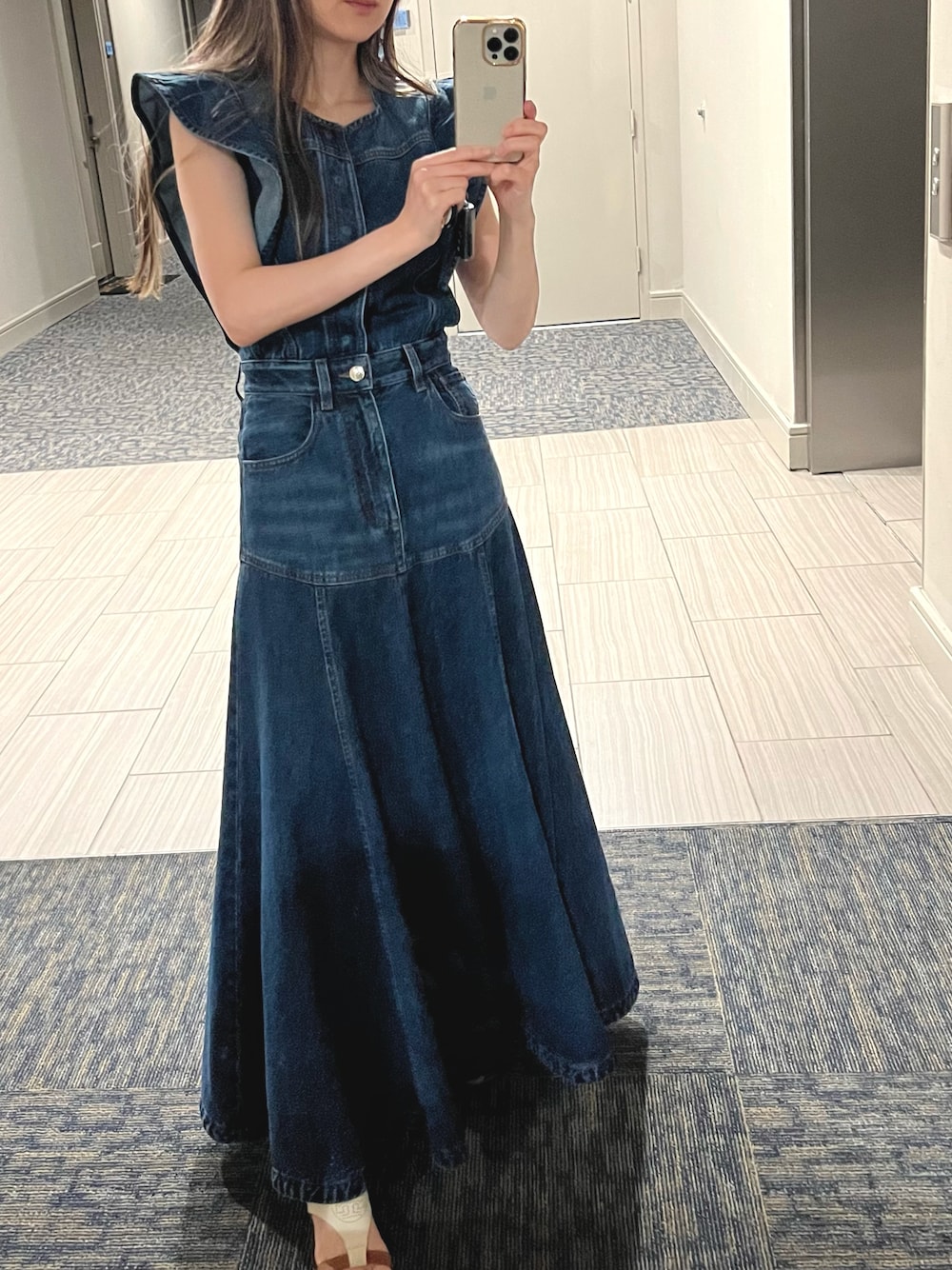 「デニムコーデ、デニムワンピース、Chloe、休日スタイル、大人かわいい、ワントーンコーデ、サンダルコーデ、トリーバーチ、Tory Burch」｜「Chloeのアイテム（ワンピース、ブルー系）」を使った、cham0330さん（レディース・157cm）の夏コーディネートの1枚目の写真