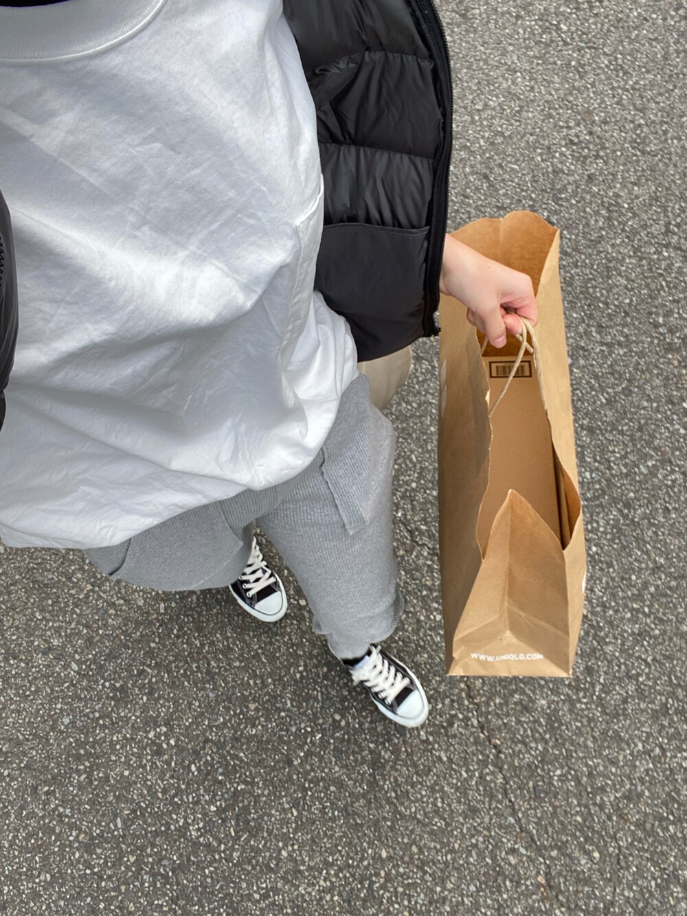 「オトナカジュアル、あったかコーデ、プチプラ、UNIQLO、スニーカー、リラックス、ダウンベスト、Tシャツ、ユニクロ、コンバース、allstar、converse」｜「UNIQLOのクルーネックＴ（長袖）（Tシャツ/カットソー、ホワイト系）」を使った、なともさん（レディース・172cm）の冬コーディネートの1枚目の写真