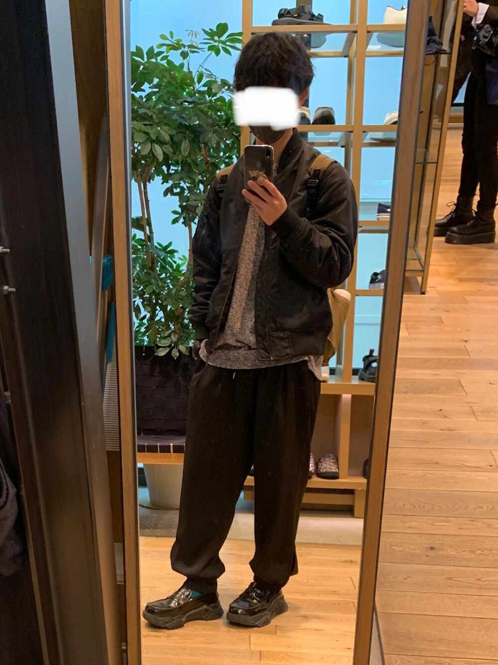 「春コーデ、ニット、マルチカラー、DOOPZ、ローファー、BEAMS、MA-1、ワイドパンツ、ブラック、ユニクロ」｜「DOOPZのDOOPZ　カフスイージーパンツ（その他パンツ、ブラック系）」を使った、Ken【大学生】さん（メンズ・173cm）の春コーディネートの1枚目の写真