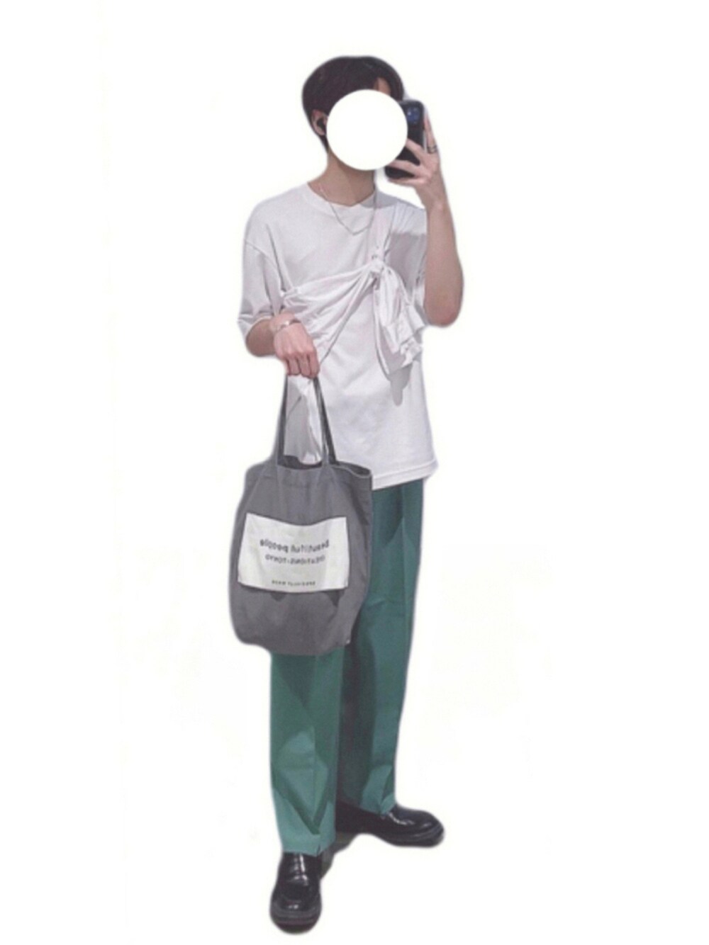 ホワイト系のTシャツ/カットソー、ホワイト系のシャツ/ブラウス、グリーン系のスラックスを着用したメンズの秋コーディネートの1枚目の写真