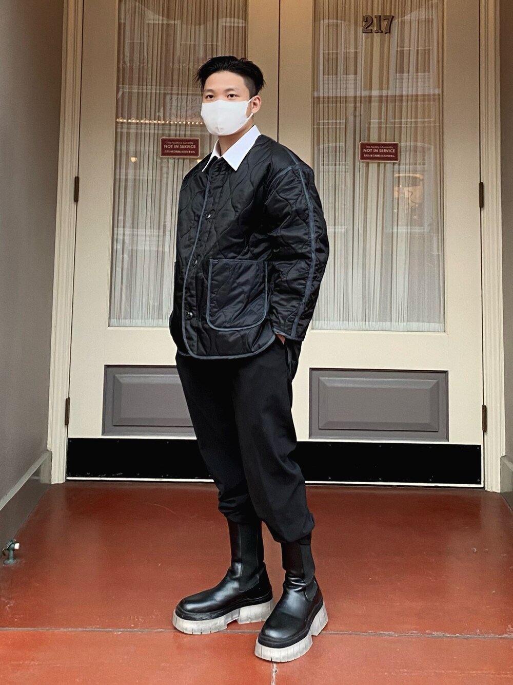 「UNITED TOKYOのアイテム（スラックス、ブラック系）」を使った、Thinh Kunさん（メンズ・168cm）の春コーディネートの1枚目の写真