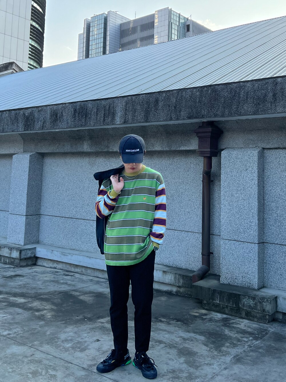 「Taiwan、TAIPEI」｜「REMIXのアイテム（ニット/セーター、グリーン系）」を使った、Hさん（メンズ・163cm）の春コーディネートの1枚目の写真