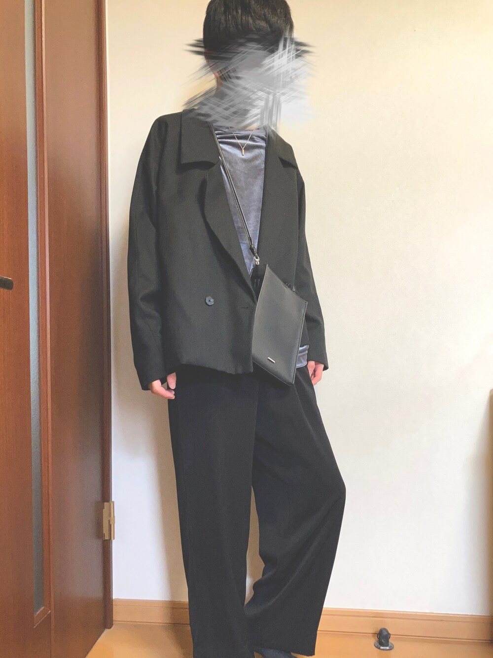 ブラック系のその他パンツ、ブラック系のショルダーバッグ、グレー系のTシャツ/カットソーを着用したメンズの秋コーディネートの1枚目の写真