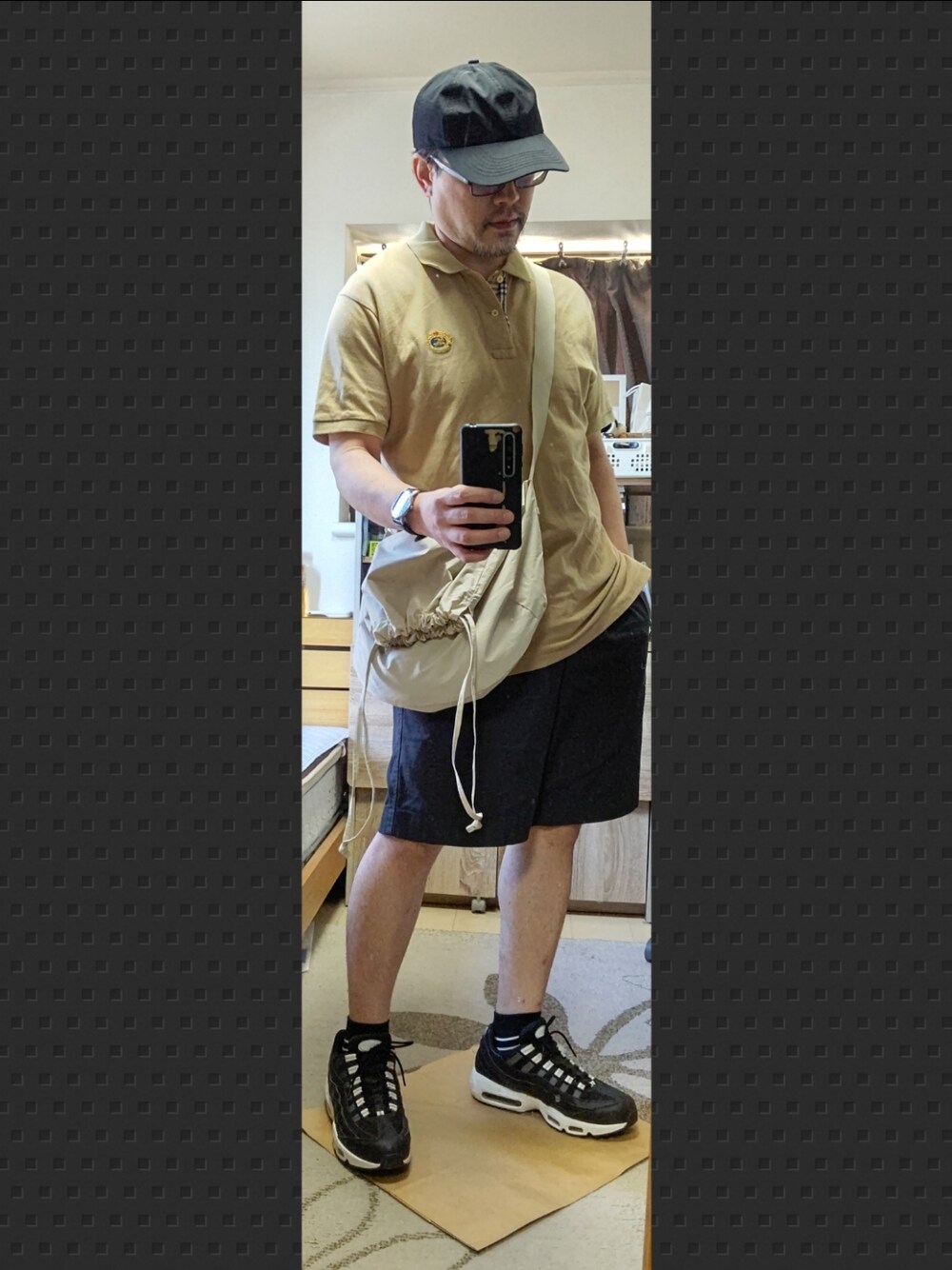 「ショルダーバッグ、バーバリー、ポロシャツ、ハーフパンツ、NIKE、burberry、キャップ、キャップコーデ、ショーツ、夏コーデ、エアマックス、古着MIX、古着コーデ、休日スタイル、リラックススタイル」｜「WORKMANのアイテム（キャップ、ブラック系）」を使った、YM（最近はインスタ寄り）さん（メンズ・172cm）の夏コーディネートの1枚目の写真