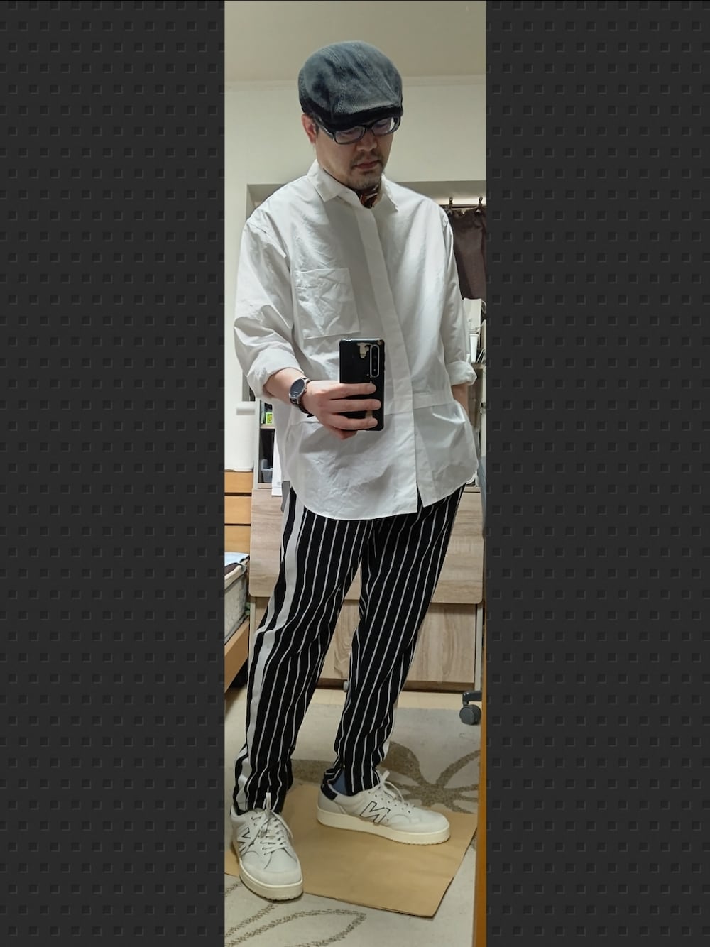 「大人カジュアル、シャツスタイル、春服コーデ、モノトーンコーデ、春服、白シャツ、ハンチング、シャツ、大人コーデ、レディース男子、ストライプ、ストライプパンツ、ニューバランス、白スニーカー、ダッドスニーカー」｜「ハンドメイド帽専門店のアイテム（ハンチング/ベレー帽、ブラック系）」を使った、YM（最近はインスタ寄り）さん（メンズ・172cm）の春コーディネートの1枚目の写真