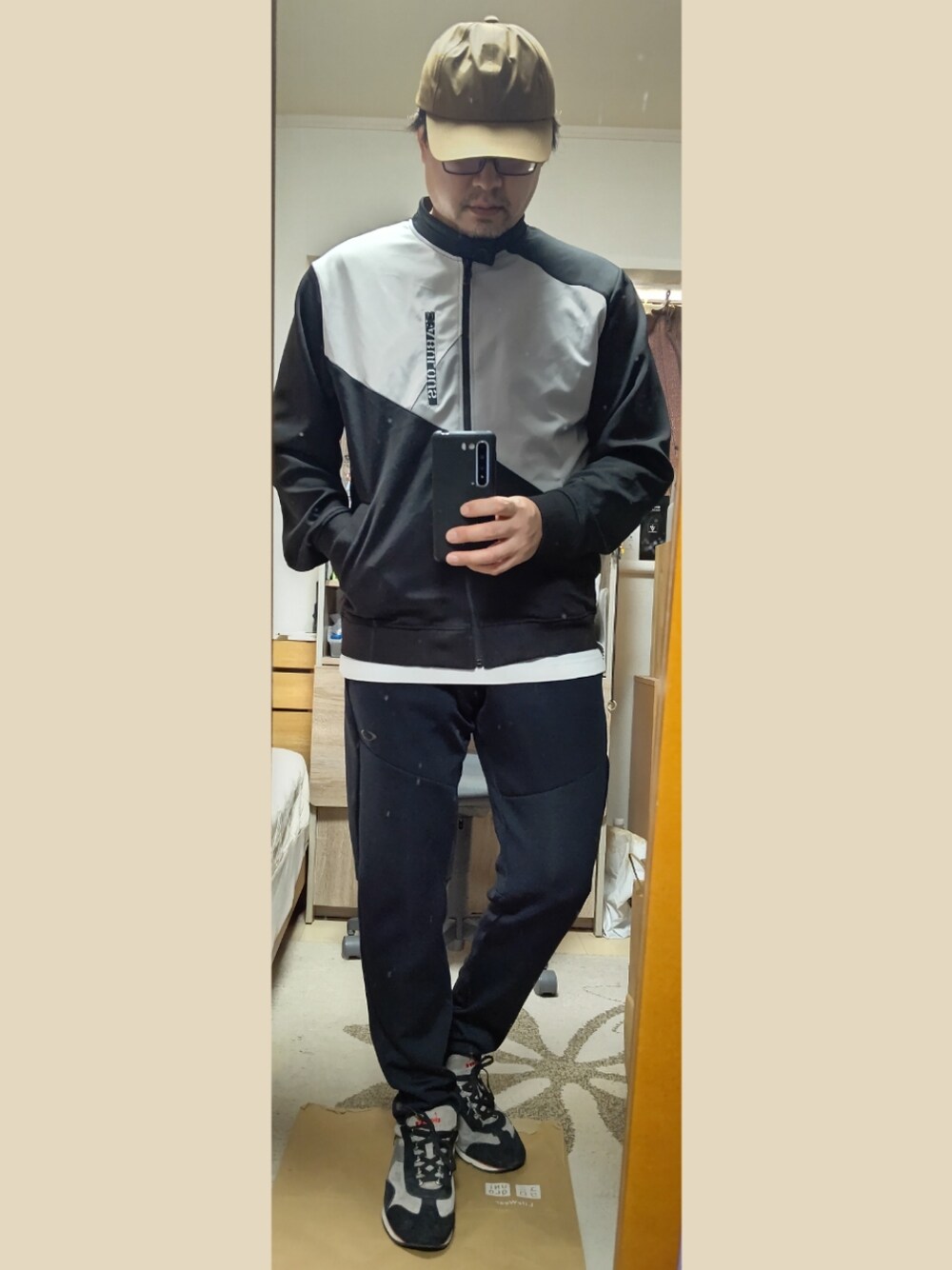 「革靴、スポーツミックス、スポーティー、シンプルコーデ、古着MIX、スニーカーコーデ、モノトーンコーデ、黒コーデ、キャップ、ナイロンパンツ、アクティブ、動きやすい、モードカジュアル、キレイめカジュアル、ファッションの力を信じよう」｜「OAKLEYのアイテム（その他パンツ、ブラック系）」を使った、YM（最近はインスタ寄り）さん（メンズ・172cm）の秋コーディネートの1枚目の写真