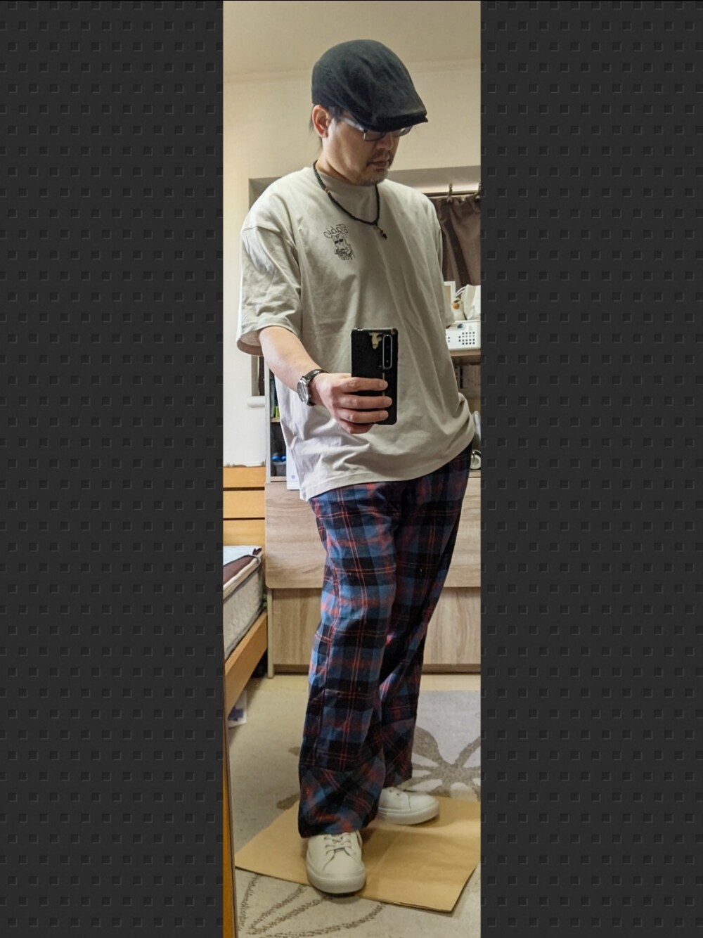 「コンバース、converse、コンバース オールスター、白スニーカー、春、ゆるコーデ、ハンチング、チェックパンツ、キャラT、メンズファッション、オーバーサイズ、春夏コーデ、スニーカー、可愛い、Tシャツ」｜「ハンドメイド帽専門店のアイテム（ハンチング/ベレー帽、ブラック系）」を使った、YM（最近はインスタ寄り）さん（メンズ・172cm）の春コーディネートの1枚目の写真