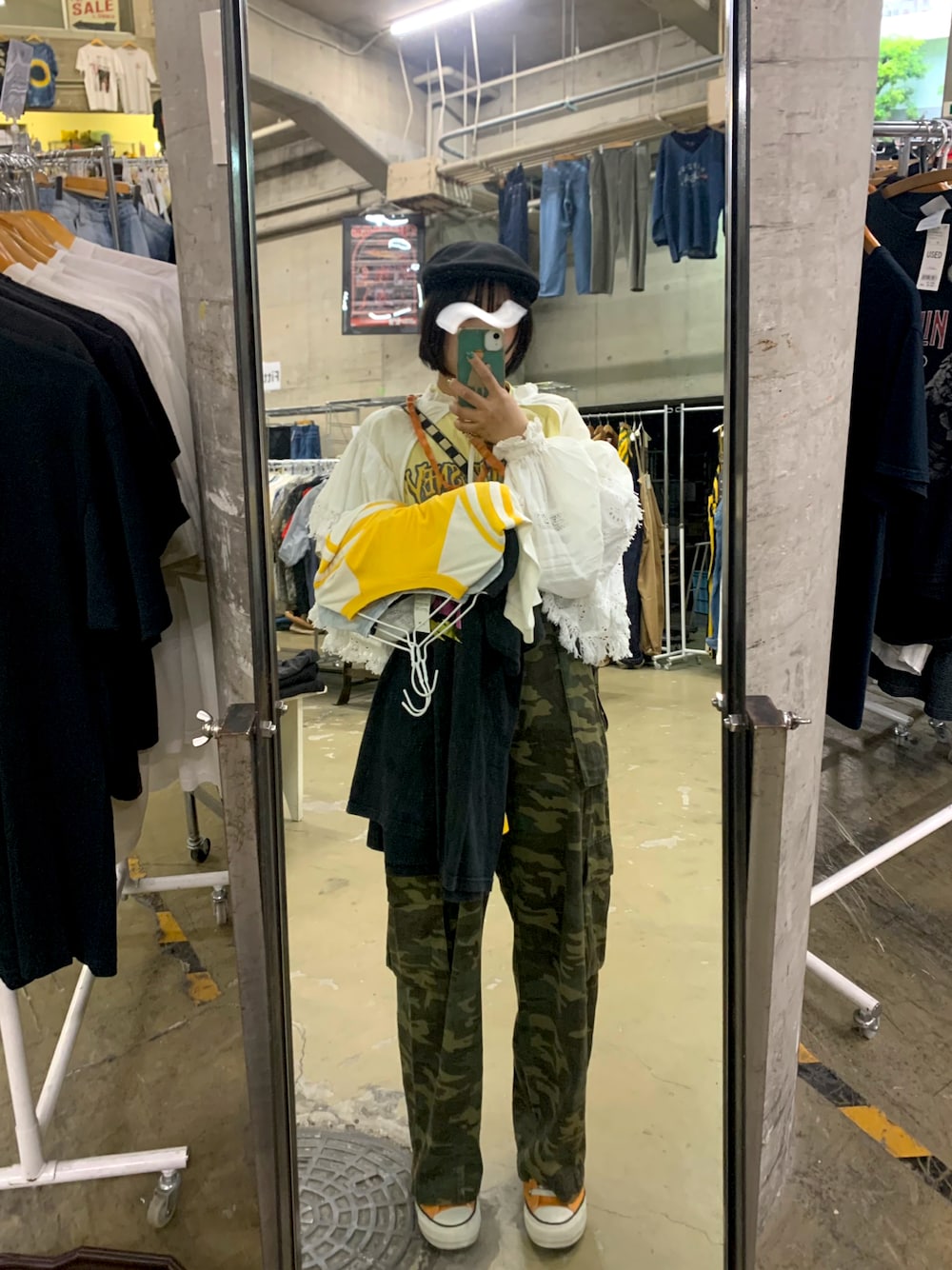 「古着MIX、古着好きな人と繋がりたい、個性派コーデ、今日のコーデ、カモフラパンツ、パンツスタイル、カラフル」｜「SENSE OF PLACE by URBAN RESEARCHのコクーンカーゴパンツ（カーゴパンツ、その他）」を使った、ココさん（レディース・159cm）の春コーディネートの1枚目の写真
