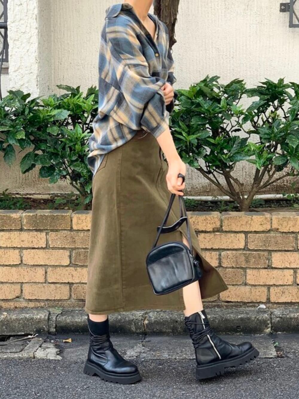 ベージュ系のシャツ/ブラウス、ブラウン系のスカート、その他のその他を着用したレディースの秋コーディネートの1枚目の写真