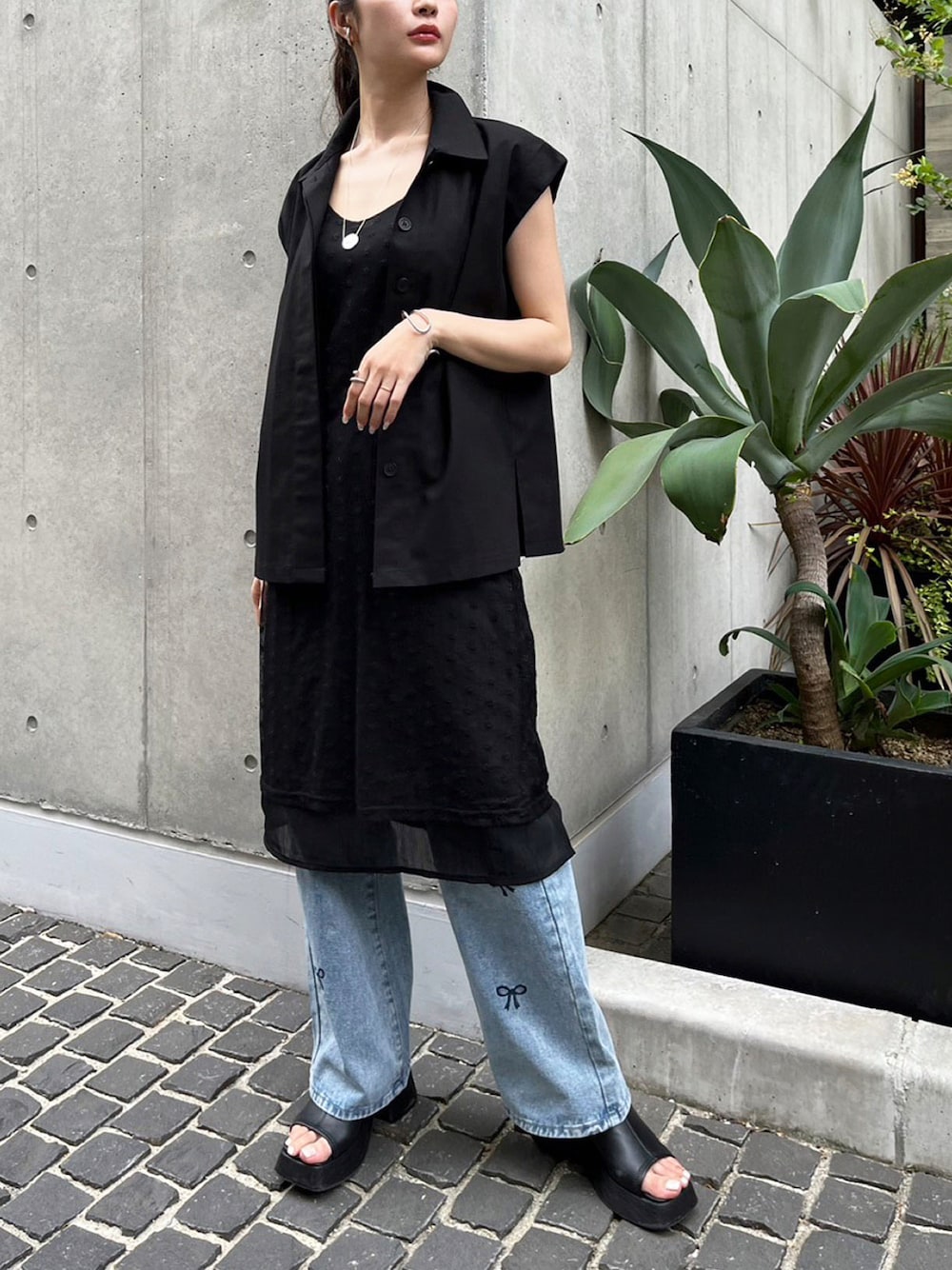 「デニム、ブラック、チュール、刺繍、リボン、レイヤードスタイル、ジレ、キャミワンピ、オトナカジュアル、Jewelobe」｜「Jewelobeのフレンチスリーブシャツ×タックワイドパンツセットアップ（セットアップ、ブラック系）」を使った、Jewelobeさん（レディース・165cm）の夏コーディネートの1枚目の写真