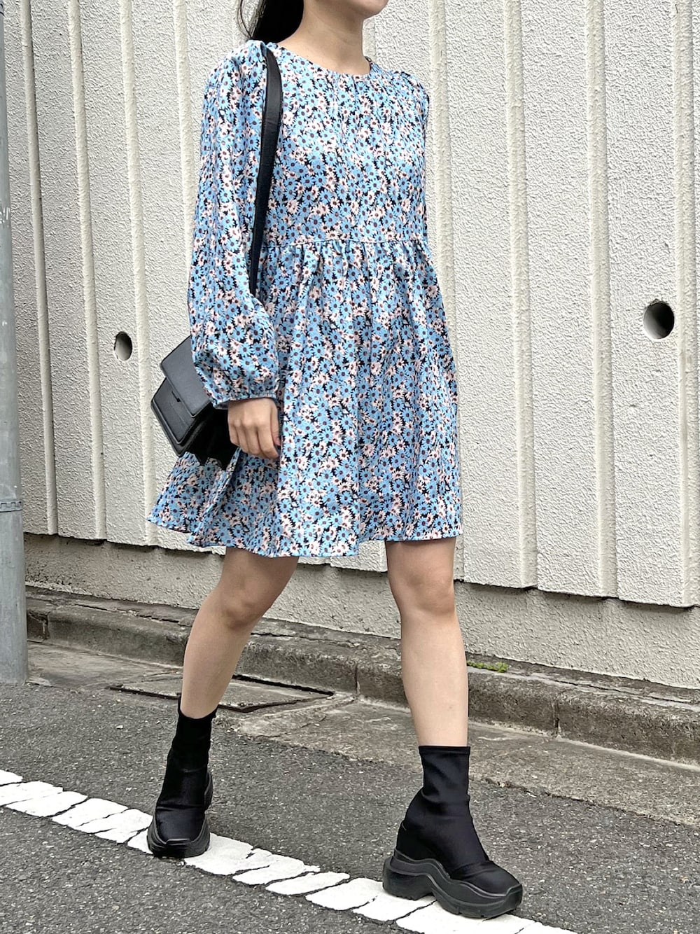 ブラック系のワンピース、その他のその他を着用したレディースの冬コーディネートの1枚目の写真