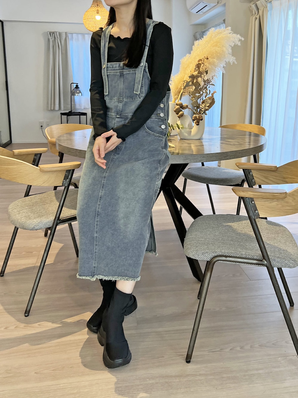 「デニム、ジャンパースカート、休日コーデ、春夏コーデ、カジュアルコーデ、ラクチンコーデ、大人かわいい、スリットスカート、メロートップス、Jewelobe」｜「Jewelobeのボタンストラップデニムサロペットジャンパースカート（ジャンパースカート、ブルー系）」を使った、Jewelobeさん（レディース・155cm）の春コーディネートの1枚目の写真