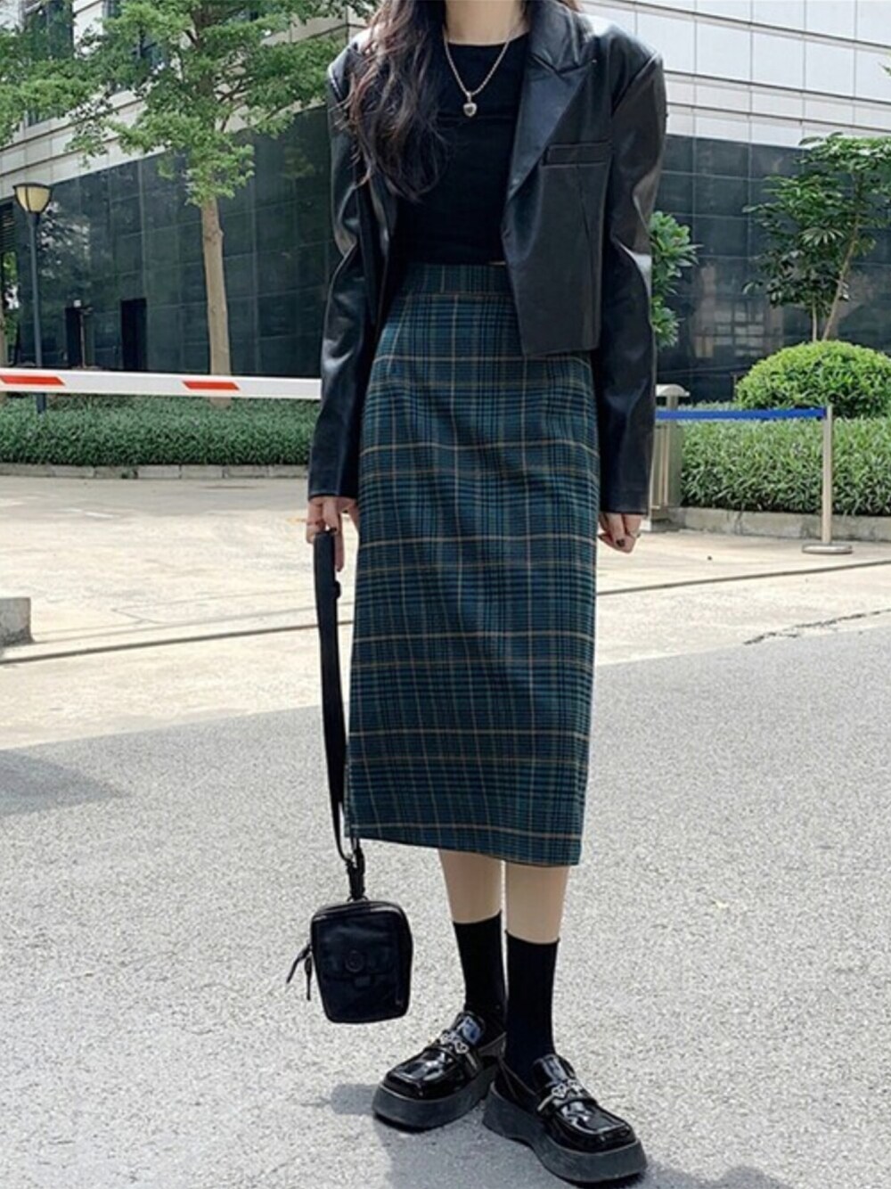 「タイトスカート、チェック柄、チェックスカート、フェイクレザー、オトナカジュアル、カッコイイ女子、Jewelobe、秋トレンド2021」｜「Jewelobeのチェック柄タイトスカート（スカート、グリーン系）」を使った、Jewelobeさん（レディース・156cm）の秋コーディネートの1枚目の写真