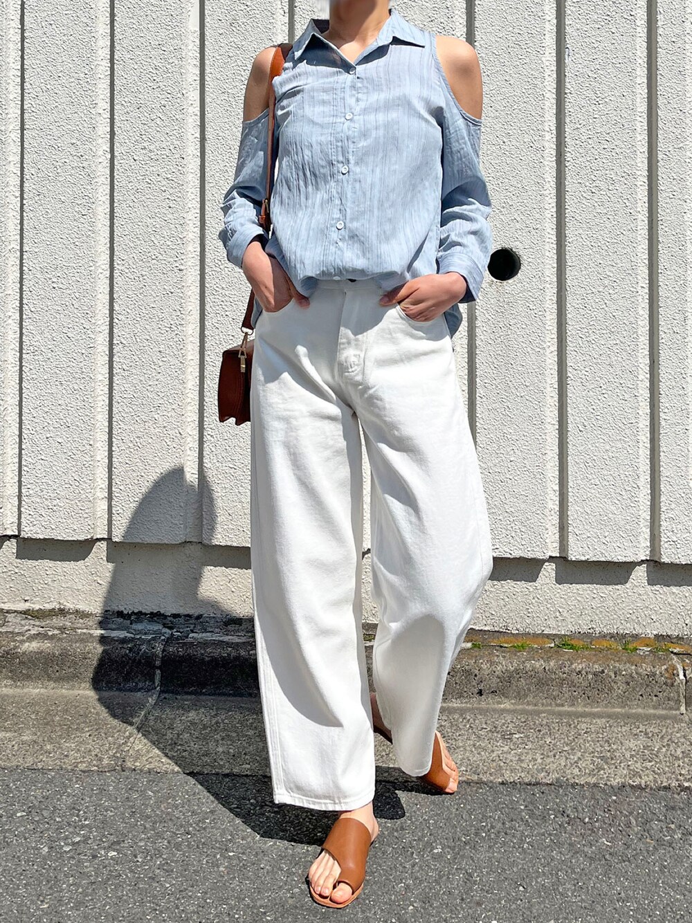 ブルー系のシャツ/ブラウス、ブラウン系のショルダーバッグ、その他のその他を着用したレディースの春コーディネートの1枚目の写真