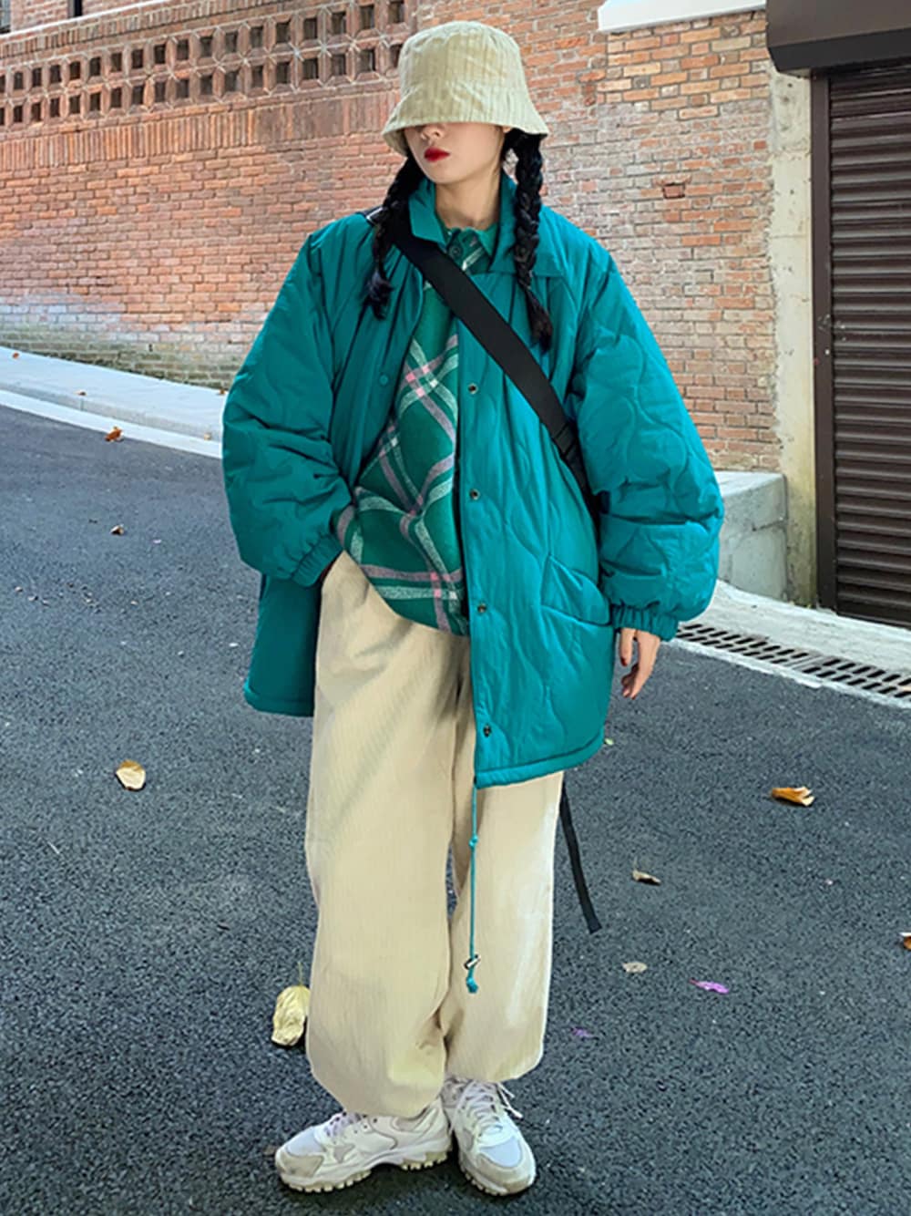 ブルー系のダウンジャケット/コート、その他のその他を着用したレディースの秋コーディネートの1枚目の写真