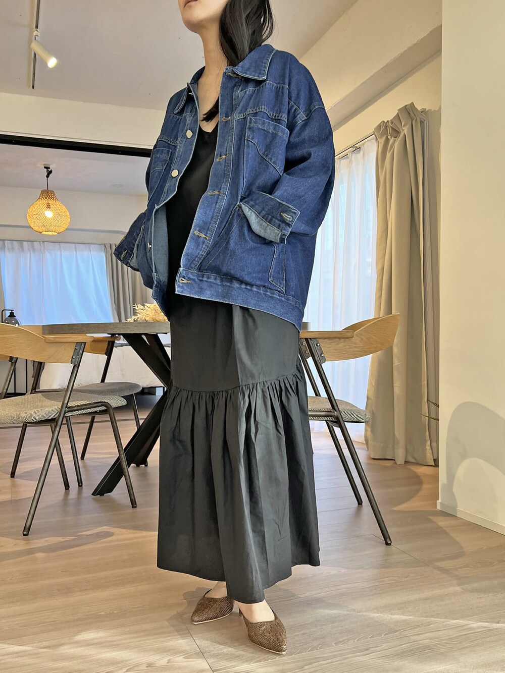 「デニム、ビッグシルエット、デニムジャケット、きれいめカジュアル、春コーデ、マキシ丈ワンピース、ゆるコーデ、オトナカジュアル、ワンピースコーデ、Jewelobe、いまどきジャケット写真」｜「Jewelobeの4ビッグポケットデニムカバーオール（カバーオール、ブルー系）」を使った、Jewelobeさん（レディース・155cm）の春コーディネートの1枚目の写真