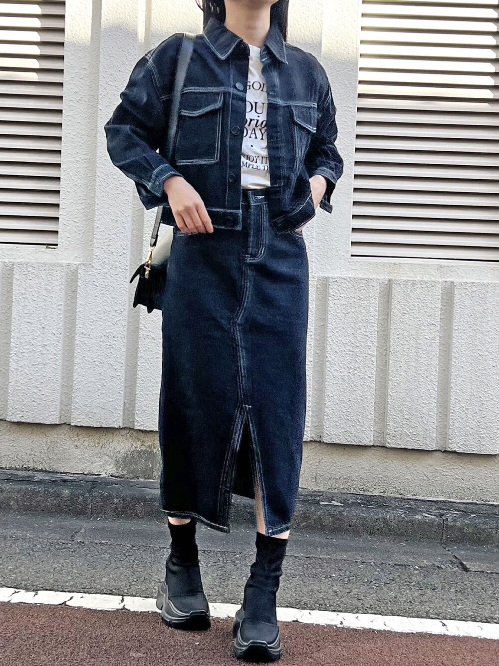 「タイトスカート、デニム、セットアップ、デニムジャケット、レイヤードスタイル、春服、デニムセットアップ、Jewelobe、春服みてみて、春服デビュー宣言」｜「Jewelobeの配色ステッチデニムジャケット×スカートセットアップ（セットアップ、ブラック系）」を使った、Jewelobeさん（レディース・155cm）の春コーディネートの1枚目の写真
