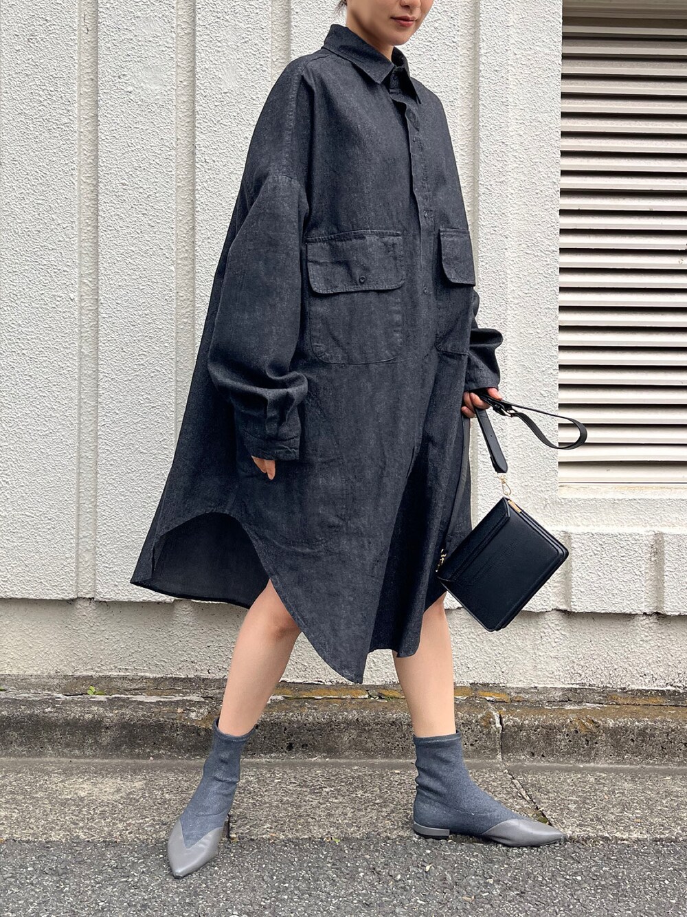 ブラック系のワンピース、その他のその他を着用したレディースの春コーディネートの1枚目の写真