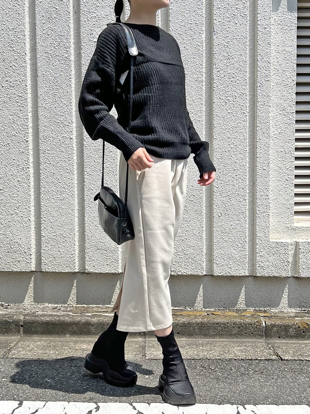 「セットアップ、カジュアル、モノトーン、スウェットスカート、モード、大人女子、楽チンコーデ、クロップドトップス、秋先取りコーデ、ニットアップ」｜「Jewelobeのショートボレロ×ルーズタンクニットアップトップス（アンサンブル、ブラック系）」を使った、Jewelobeさん（レディース・155cm）の秋コーディネートの1枚目の写真