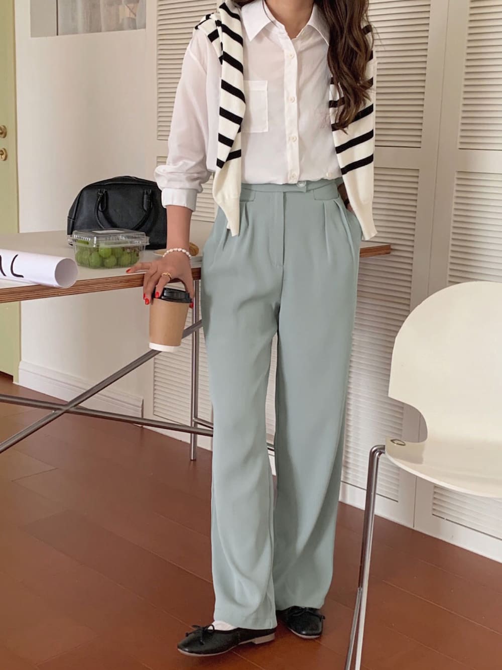 ブルー系のスラックス、その他のその他を着用したレディースの春コーディネートの1枚目の写真