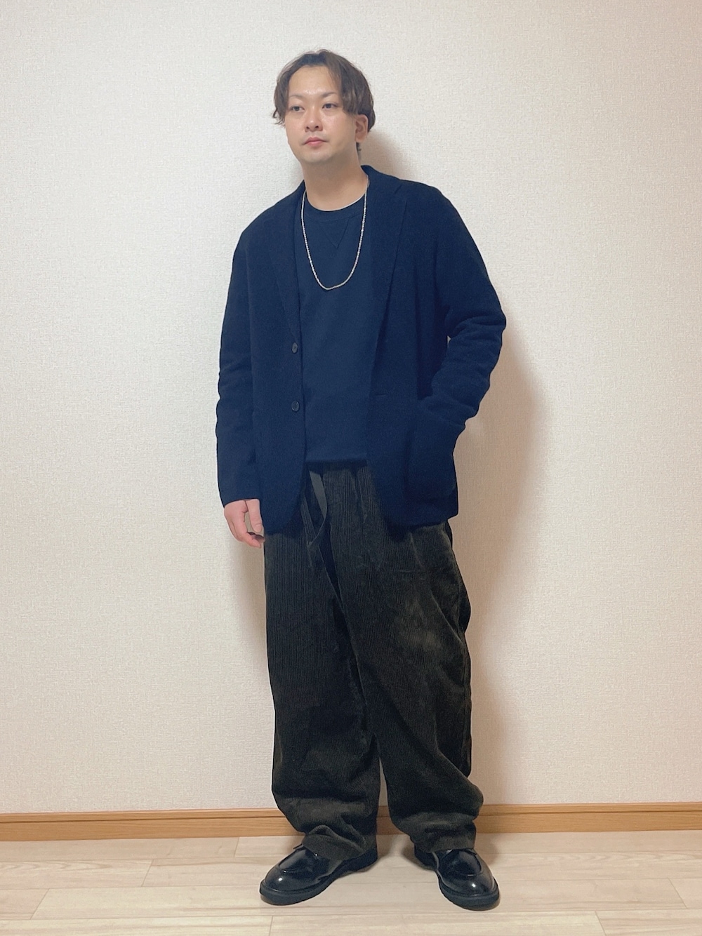 「ジャケット、ニット、スウェット、コーデュロイ、ワイドパンツ、革靴、きれいめカジュアル、UNIQLO、プチプラ、秋コーデ、大人カジュアル、ブラウン、低身長、骨格ストレート、おしゃれさんと繋がりたい」｜「UNIQLOのアイテム（ジャケット/アウター、ブラック系）」を使った、har_papaさん（骨格ストレート・メンズ・170cm）の秋コーディネートの1枚目の写真
