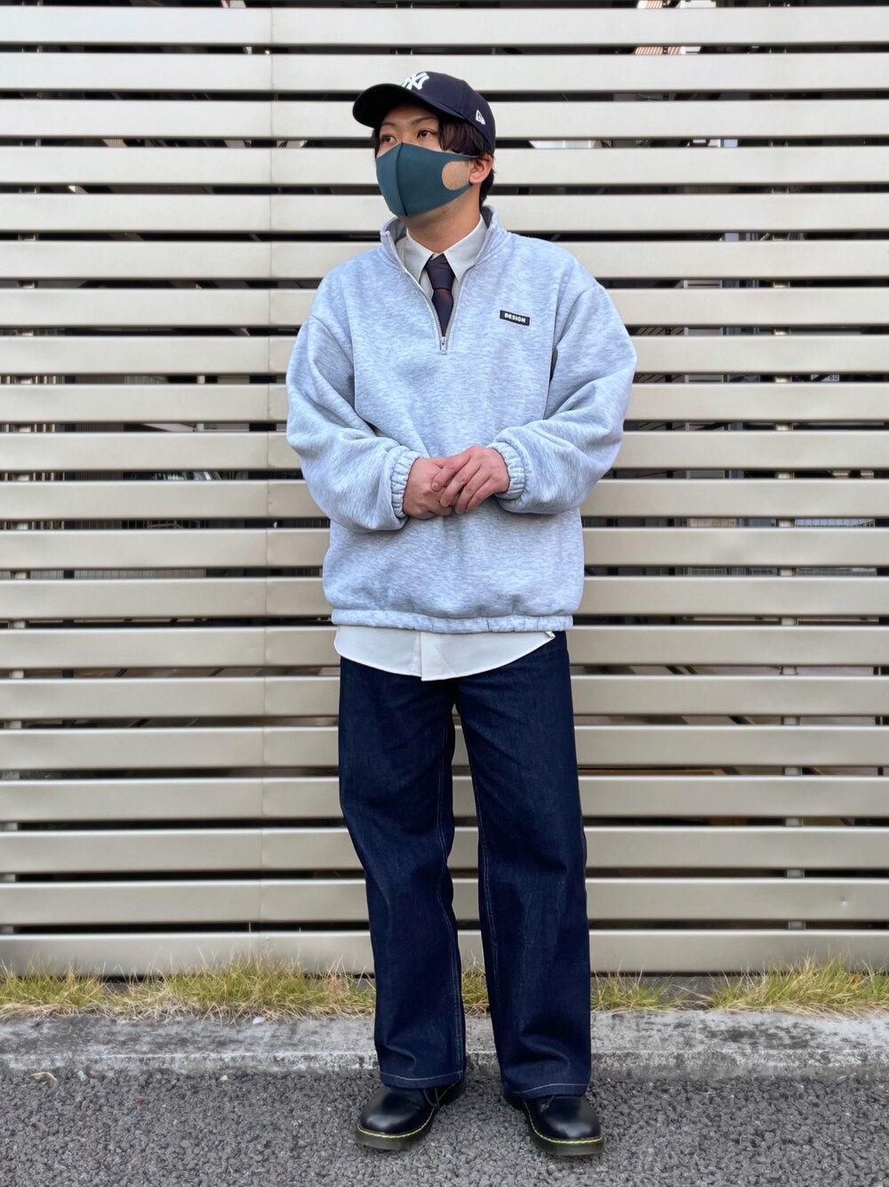 グレー系のスウェット、グレー系のシャツ/ブラウス、ブルー系のデニムパンツを着用したメンズの秋コーディネートの1枚目の写真