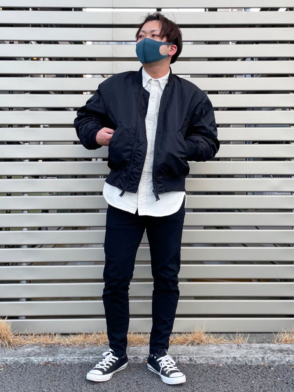 「モノトーン、MA-1、コーデュロイシャツ、オトナカジュアル、黒スキニー、コンバース、UNIQLO、超極暖ヒートテック、おしゃれさんと繋がりたい、いつもありがとうございます」｜「GU×UNDERCOVERのアイテム（MA-1、ブラック系）」を使った、har_papaさん（メンズ・170cm）の冬コーディネートの1枚目の写真