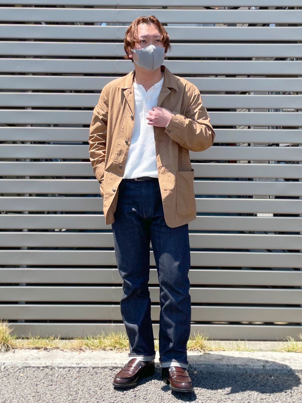 ブラウン系のジャケット/アウター、ホワイト系のトップス、ブルー系のデニムパンツを着用したメンズの春コーディネートの1枚目の写真