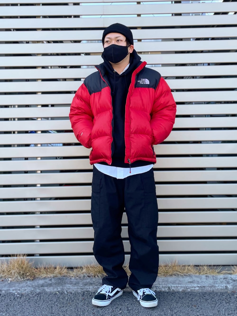 「赤、THE NORTH FACE、ヌプシ、パーカー、カーゴパンツ、大人カジュアル、カジュアルコーデ、VANS、シャツスタイル、冬コーデ、シンプルコーデ、古着MIX、おしゃれさんと繋がりたい、あけましておめでとうございます！」｜「THE NORTH FACEのアイテム（ジャケット/アウター、レッド系）」を使った、har_papaさん（骨格ストレート・メンズ・170cm）の冬コーディネートの1枚目の写真
