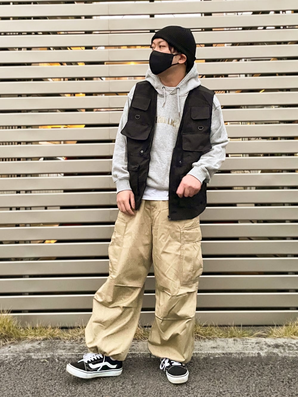 「ニット帽、パーカー、ロゴパーカー、ベスト、カーゴパンツ、ストリート、ビックシルエット、VANS、カジュアル、シンプルスタイル、お洒落さんとつながりたい、スウィーツ同盟会、ストリートフェス2023」｜「GUのアイテム（パーカー、グレー系）」を使った、har_papaさん（骨格ストレート・メンズ・170cm）の冬コーディネートの1枚目の写真