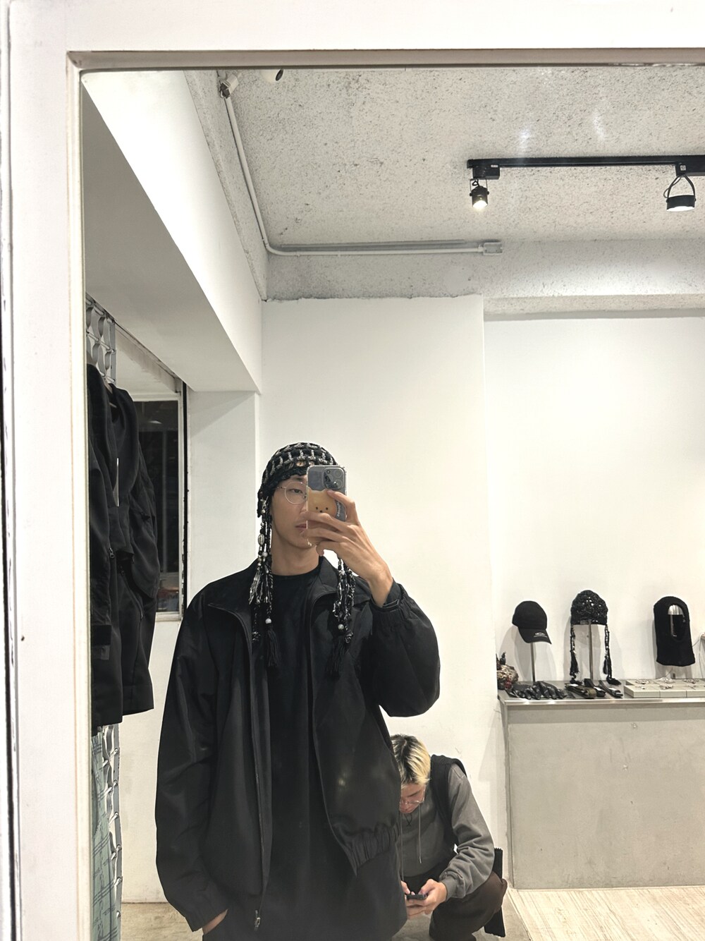 ブラック系のジャケット/アウター、ブラック系のTシャツ/カットソーを着用したメンズの春コーディネートの1枚目の写真