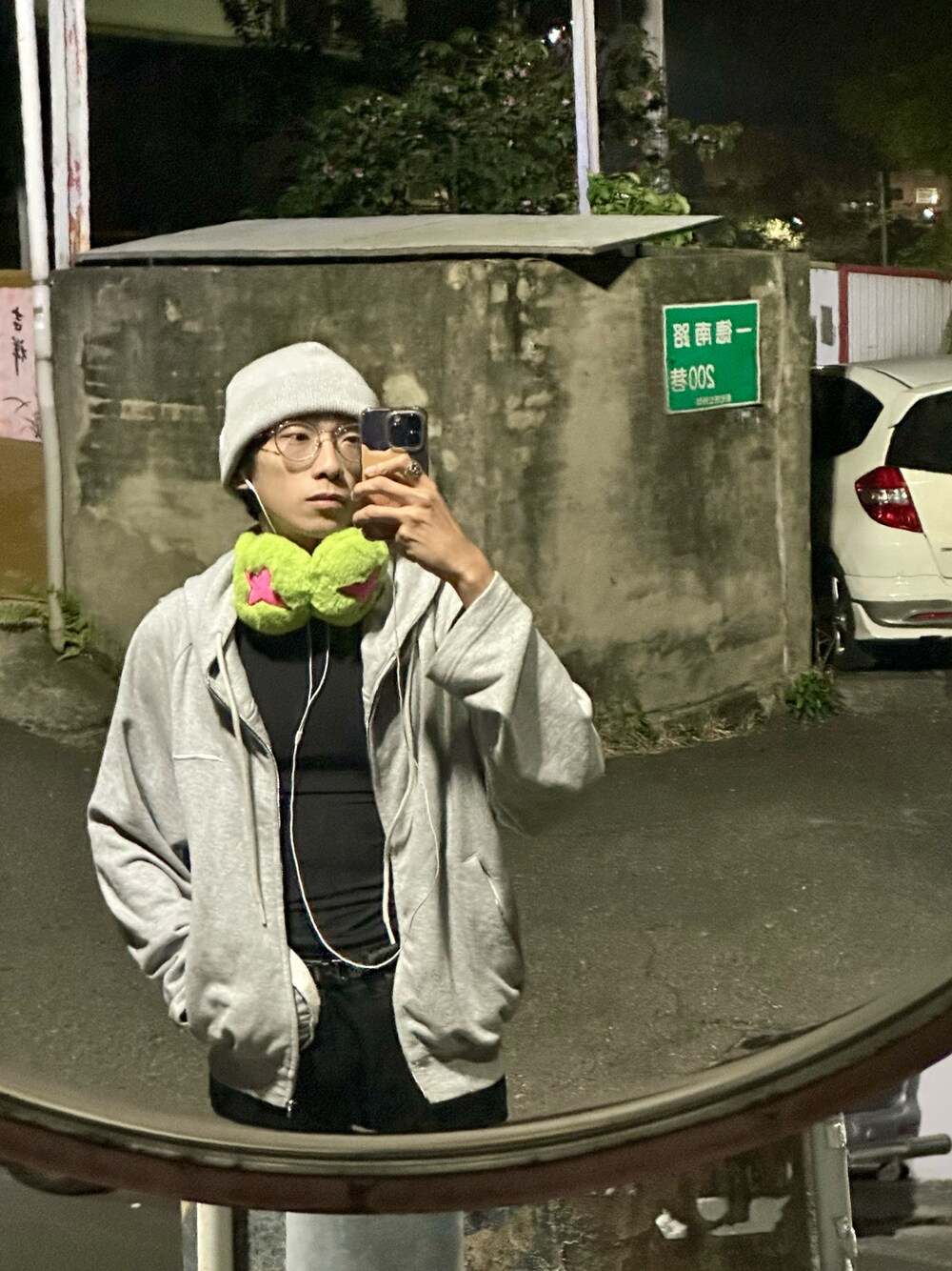 「sondicoのアイテム（ジャージ、ブラック系）」を使った、Yo_twさん（メンズ・182cm）の春コーディネートの1枚目の写真