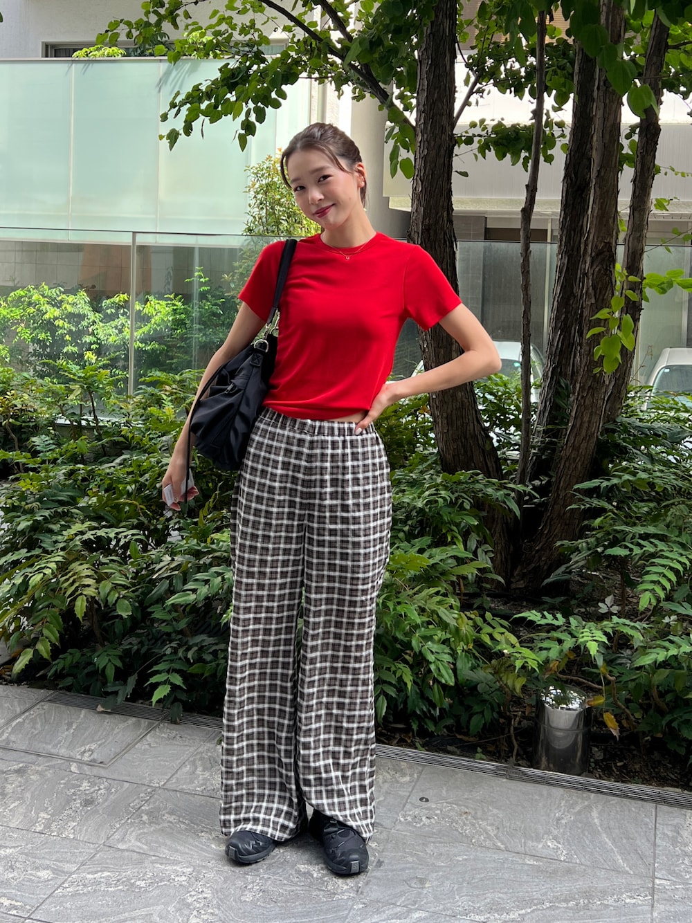 「スニーカー、夏コーデ、韓国ファッション、ショルダーバッグ、お出かけコーデ、フェススタイル、アウトドアスタイル、初夏コーデ、おでかけコーデ、パンツスタイル、カジュアルスタイル、夏服コーデ、リラックススタイル、今日のコーデ、赤」｜「Didot.showroomの【DIDOT.】2サイズ展開｜オリジナルラウンドT（Tシャツ/カットソー、レッド系）」を使った、Rannaさん（骨格ウェーブ・レディース・166cm）の夏コーディネートの1枚目の写真