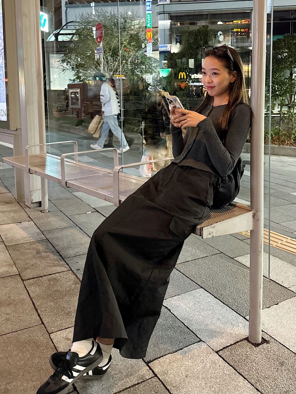 「春めき満開コーデ、韓国ファッション、休日スタイル、デートコーデ、スニーカー、カーディガン、お出かけコーデ、バックパック、スカートスタイル、ロングスカート、クロップド丈、春服コーデ、春服みてみて、高身長女子、今日のコーデ」｜「adidasのサンバ OG / SAMBA OG / アディダスオリジナルス adidas Originals スニーカー（スニーカー、ブラック系）」を使った、Rannaさん（骨格ウェーブ・レディース・166cm）の春コーディネートの1枚目の写真
