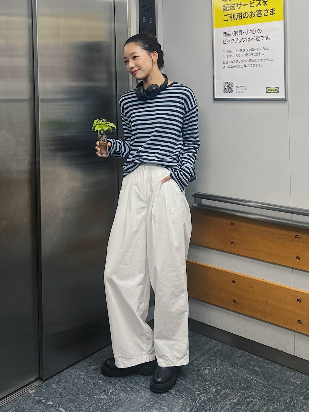 ブルー系のニット/セーター、ホワイト系のその他パンツ、ブラック系のブーツを着用したレディースの秋コーディネートの1枚目の写真
