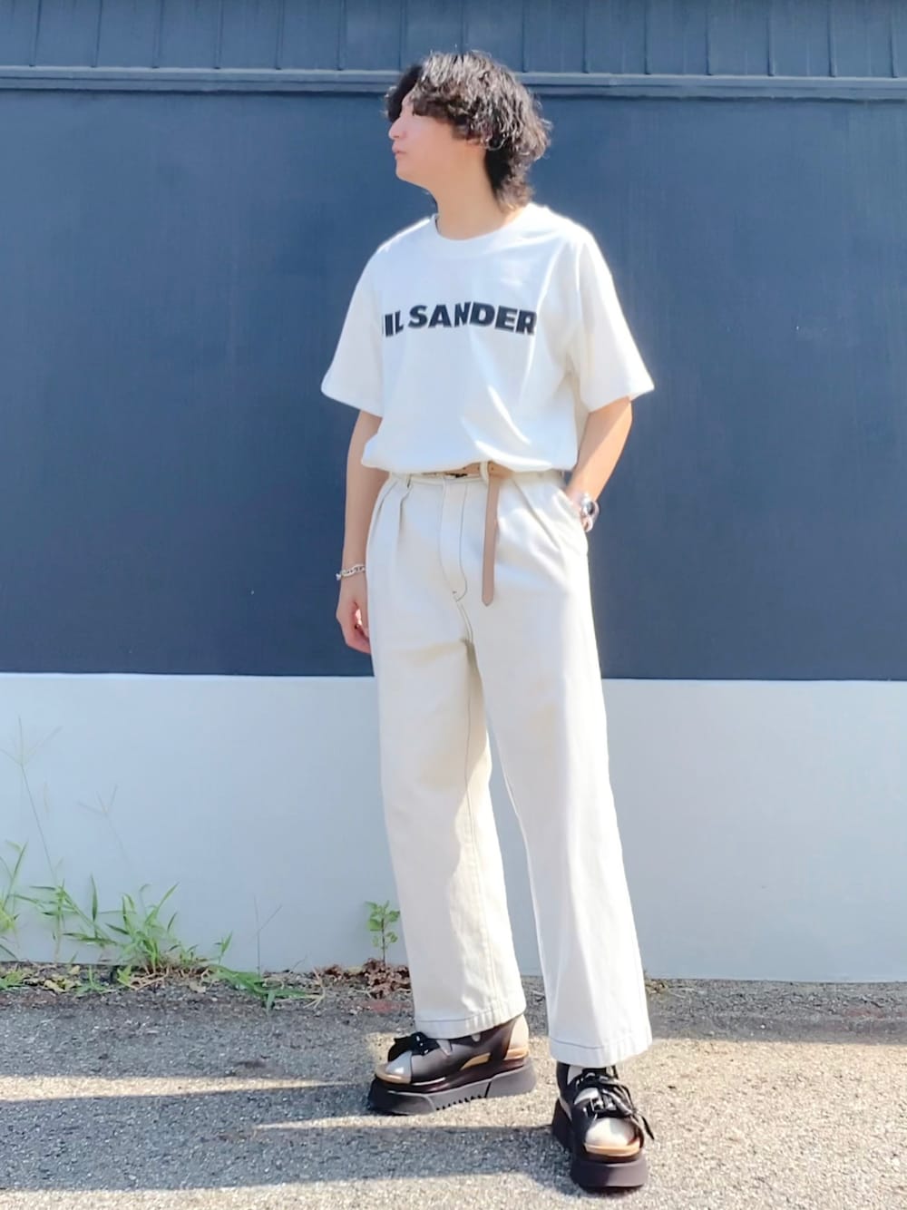 「オールホワイト、Tシャツ、ワイドパンツ、デニムパンツ、サンダル、タックイン、大学生、低身長、低身長コーデ、163cm、夏コーデ、きれいめカジュアル、キレイめ、夏」｜「PUBLIC TOKYOのカラーハイライズドデニム/ワイドテーパードデニム（デニムパンツ、ホワイト系）」を使った、ざわ_低身長男子styleさん（骨格ストレート・メンズ・163cm）の夏コーディネートの1枚目の写真